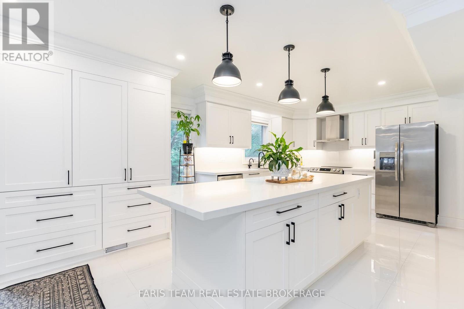 6 Alana Drive, Springwater, ON - Indoor Photo Showing Kitchen With Upgraded Kitchen