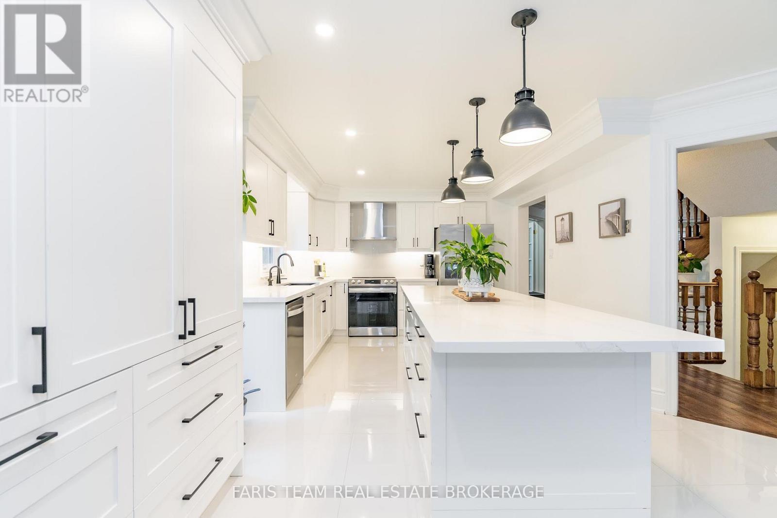 6 Alana Drive, Springwater, ON - Indoor Photo Showing Kitchen With Upgraded Kitchen