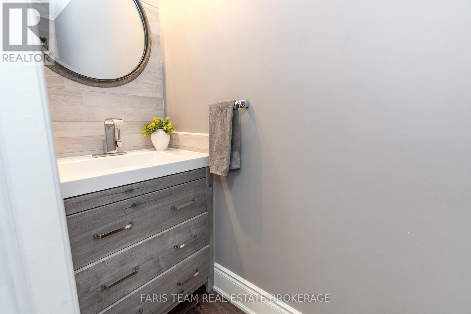 6 Alana Drive, Springwater, ON - Indoor Photo Showing Bathroom