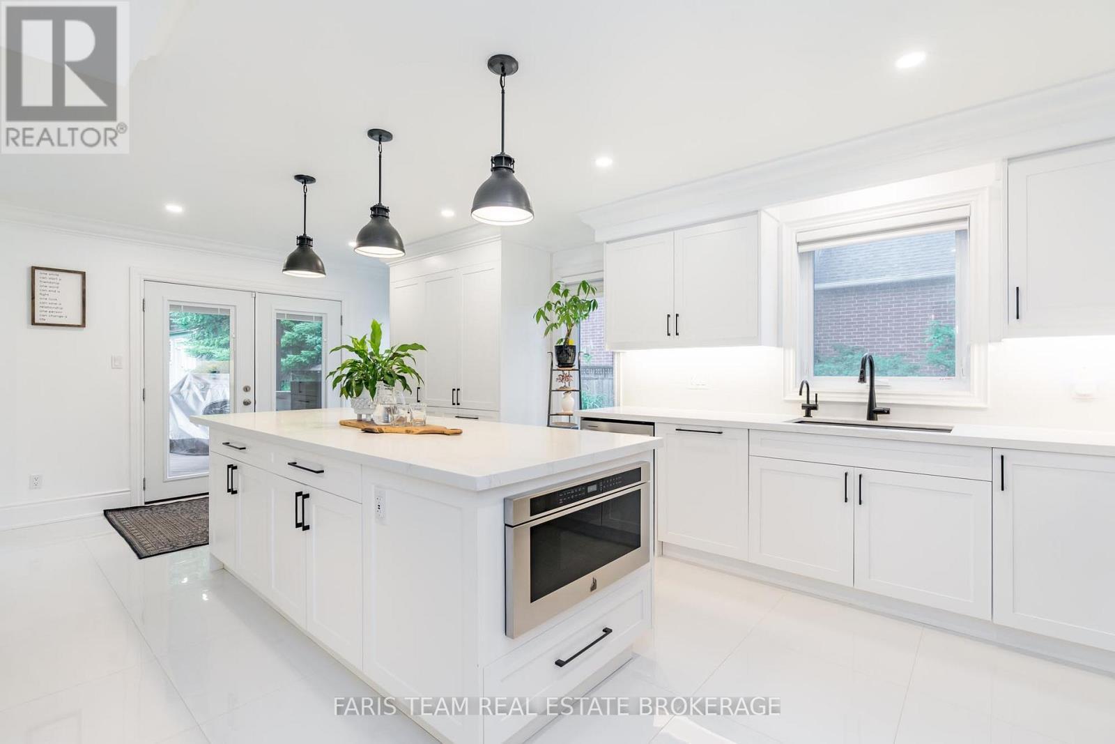 6 Alana Drive, Springwater, ON - Indoor Photo Showing Kitchen With Upgraded Kitchen