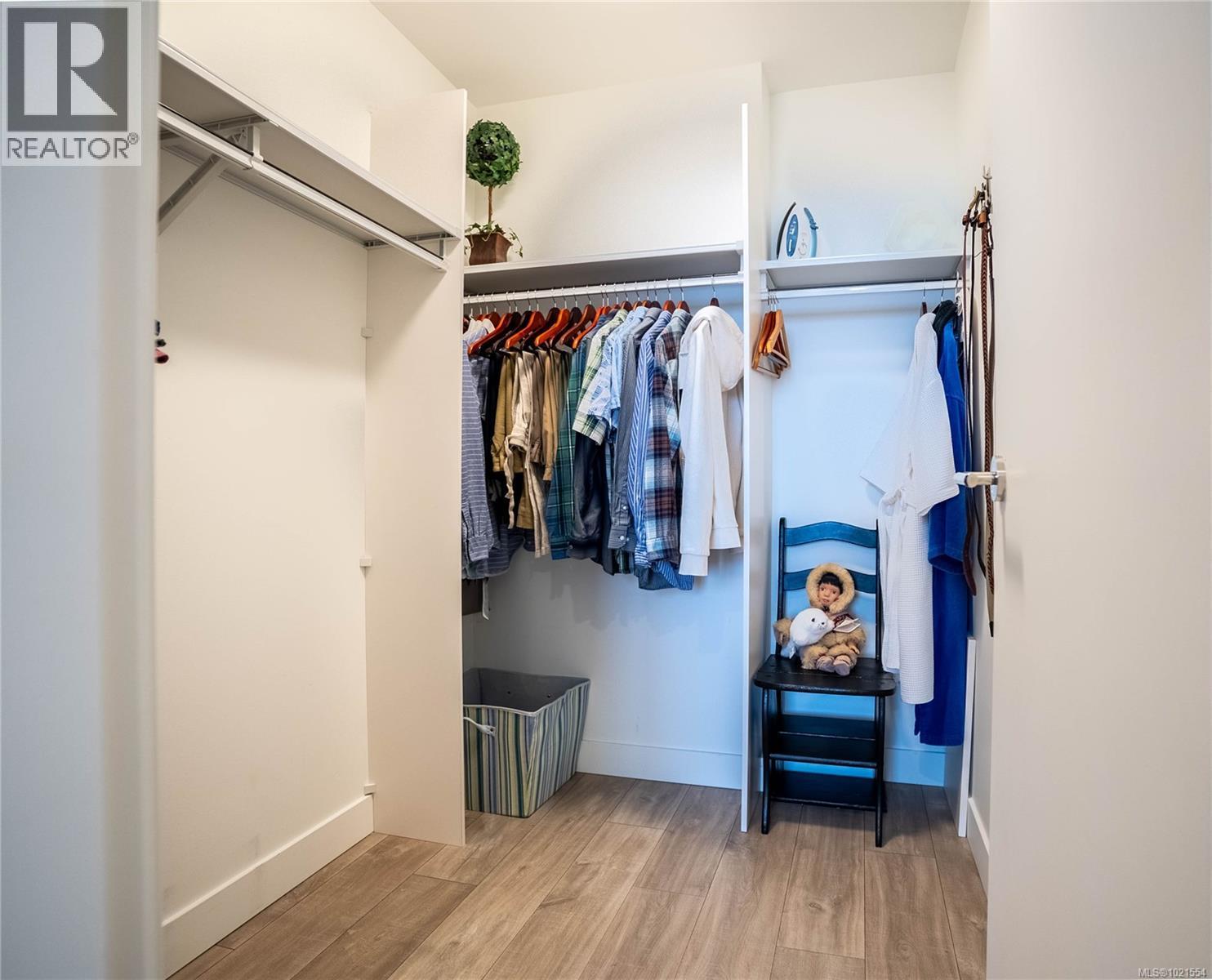 Walk-In Closet - 804 60 Saghalie Rd, Victoria, BC