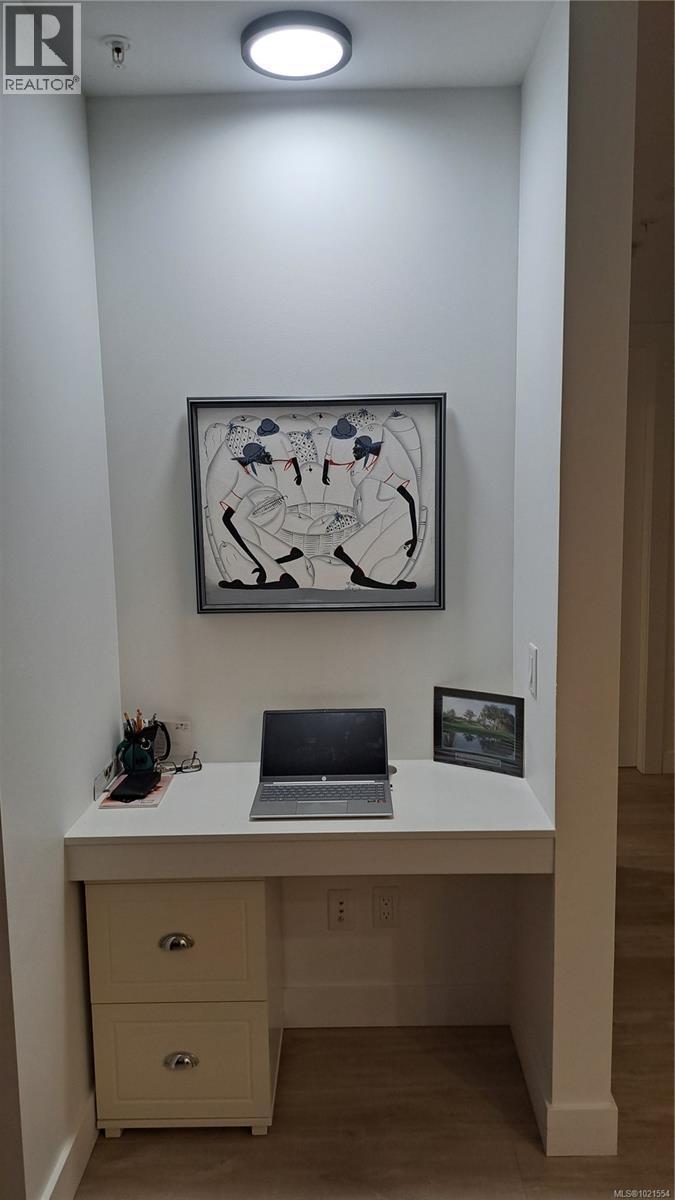 Desk - 804 60 Saghalie Rd, Victoria, BC