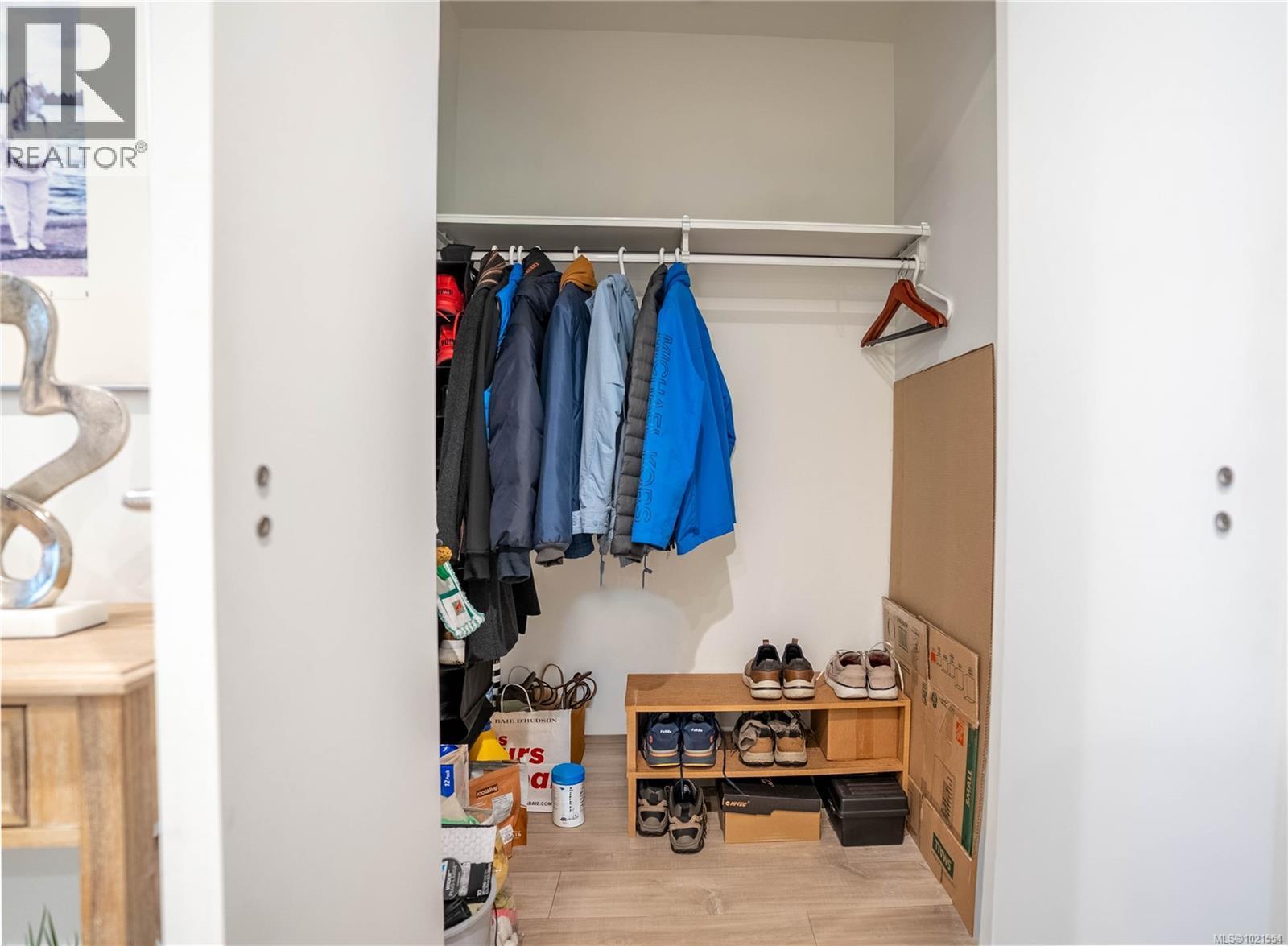 Walk-In Closet - 804 60 Saghalie Rd, Victoria, BC