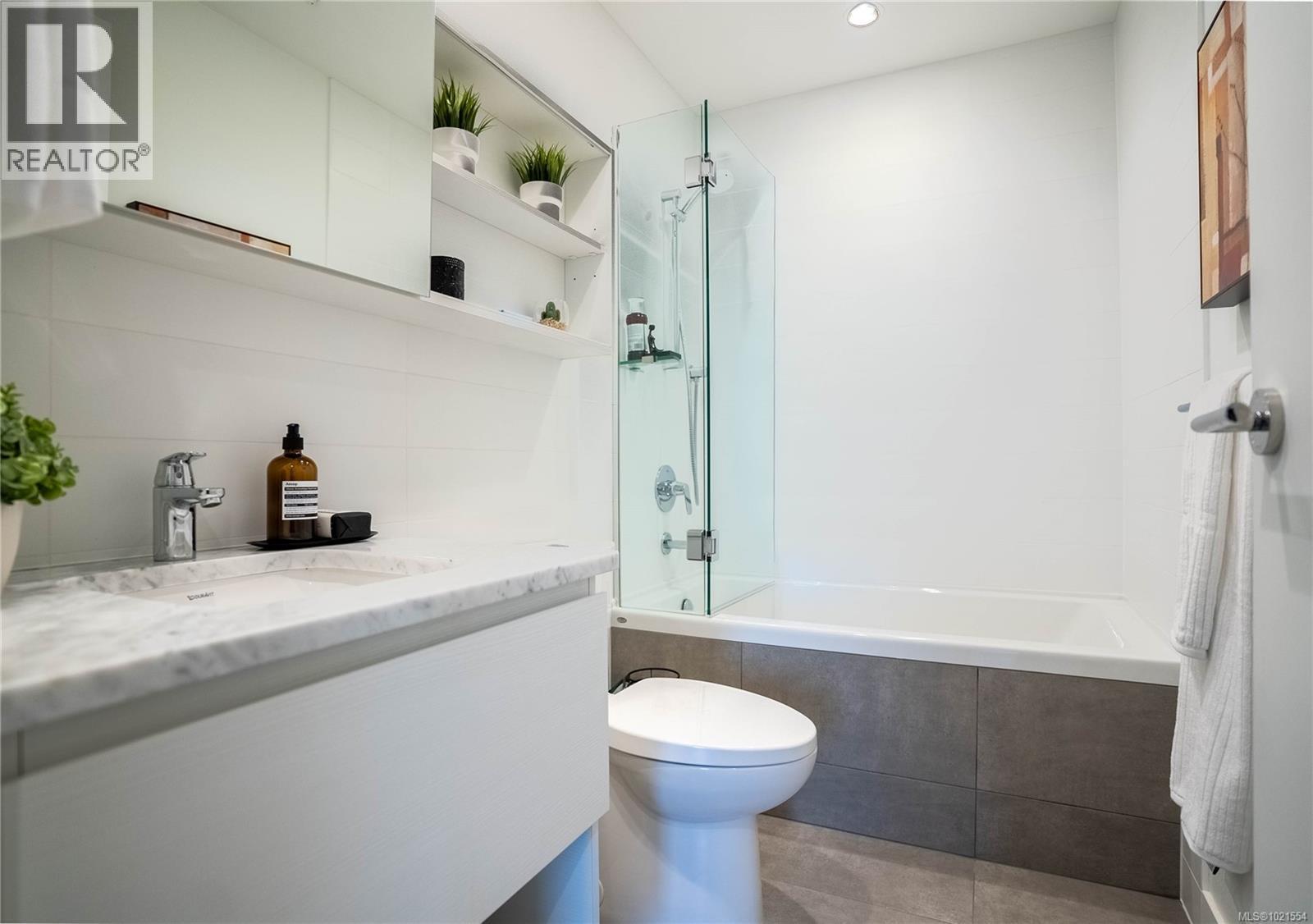 4-Piece Bathroom - 804 60 Saghalie Rd, Victoria, BC