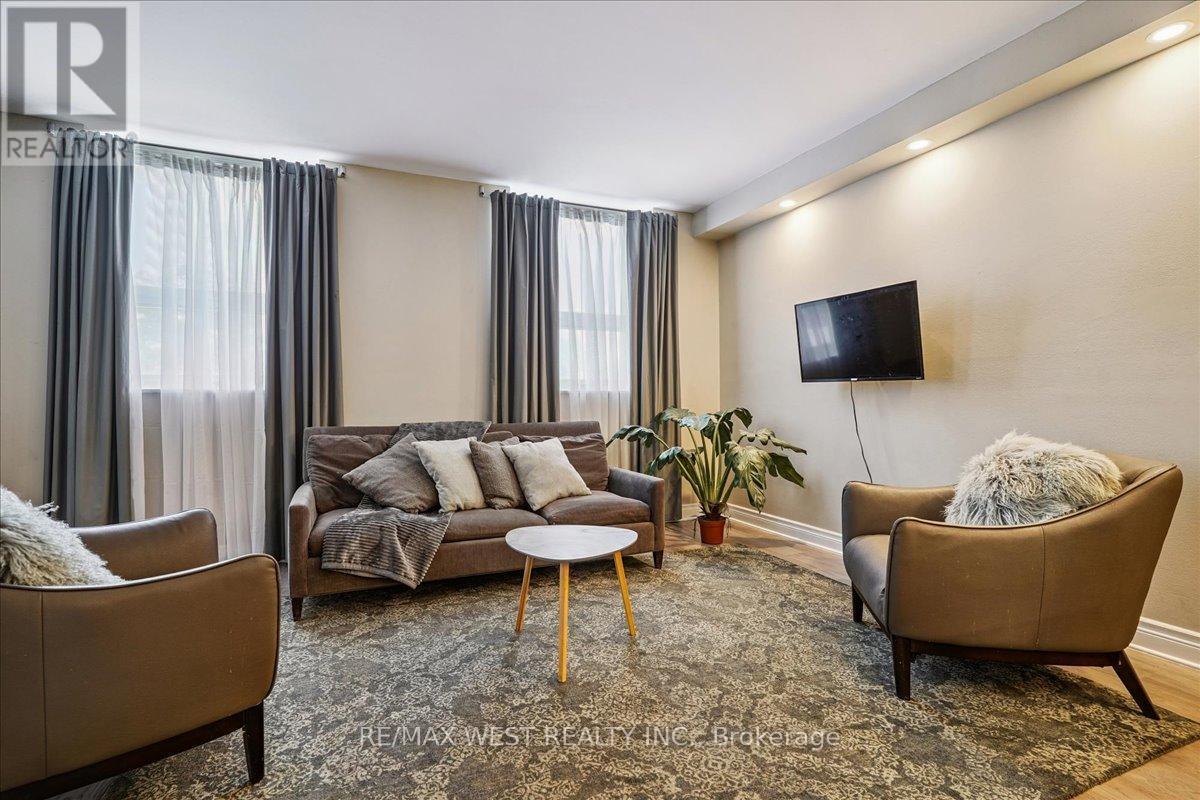 103 - 4 Lisa Street, Brampton, ON - Indoor Photo Showing Living Room