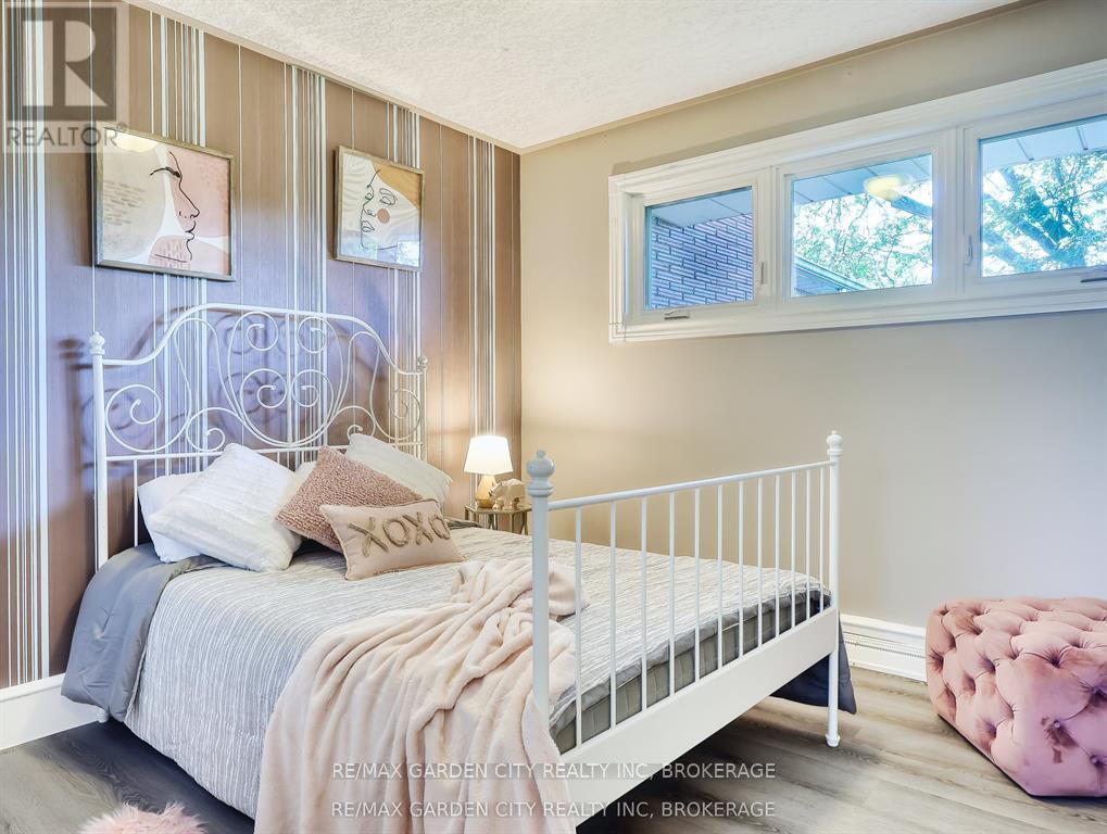 28 Marsdale Drive, St. Catharines (Glendale/Glenridge), ON - Indoor Photo Showing Bedroom