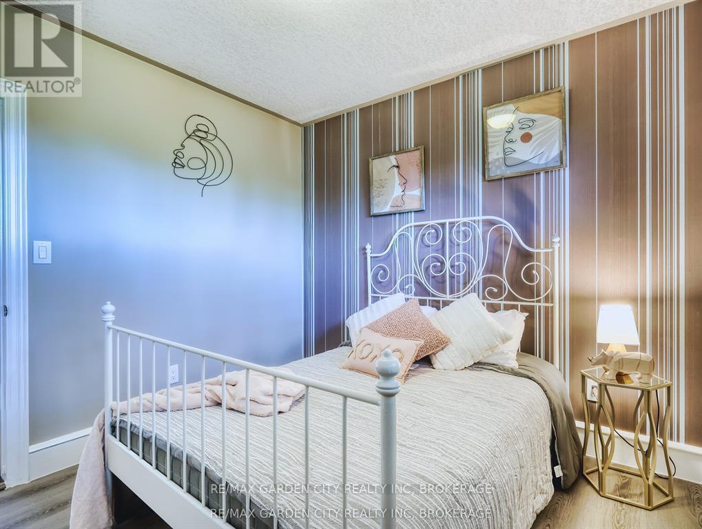 28 Marsdale Drive, St. Catharines (Glendale/Glenridge), ON - Indoor Photo Showing Bedroom