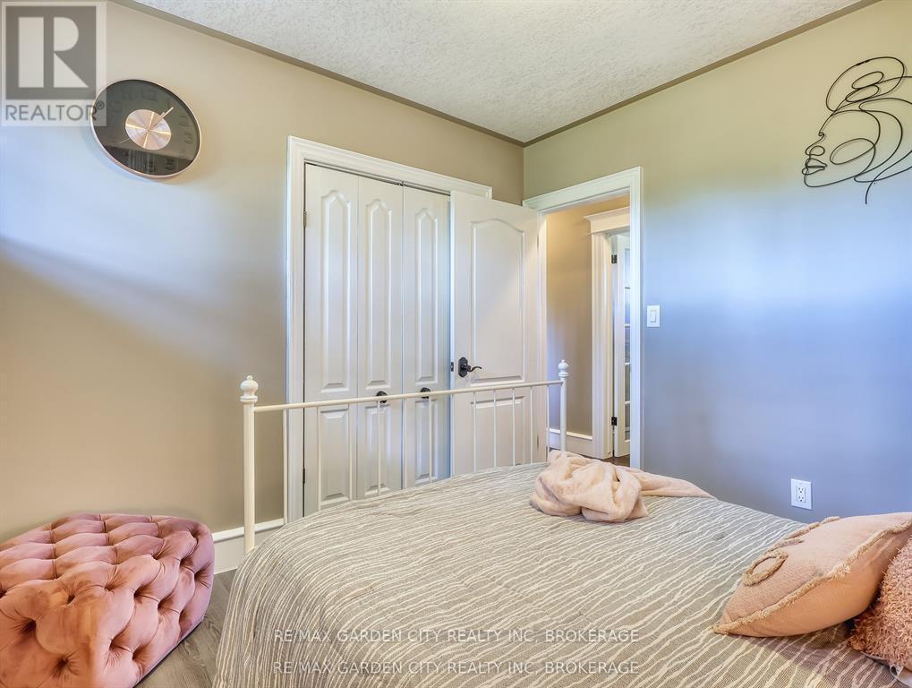 28 Marsdale Drive, St. Catharines (Glendale/Glenridge), ON - Indoor Photo Showing Bedroom
