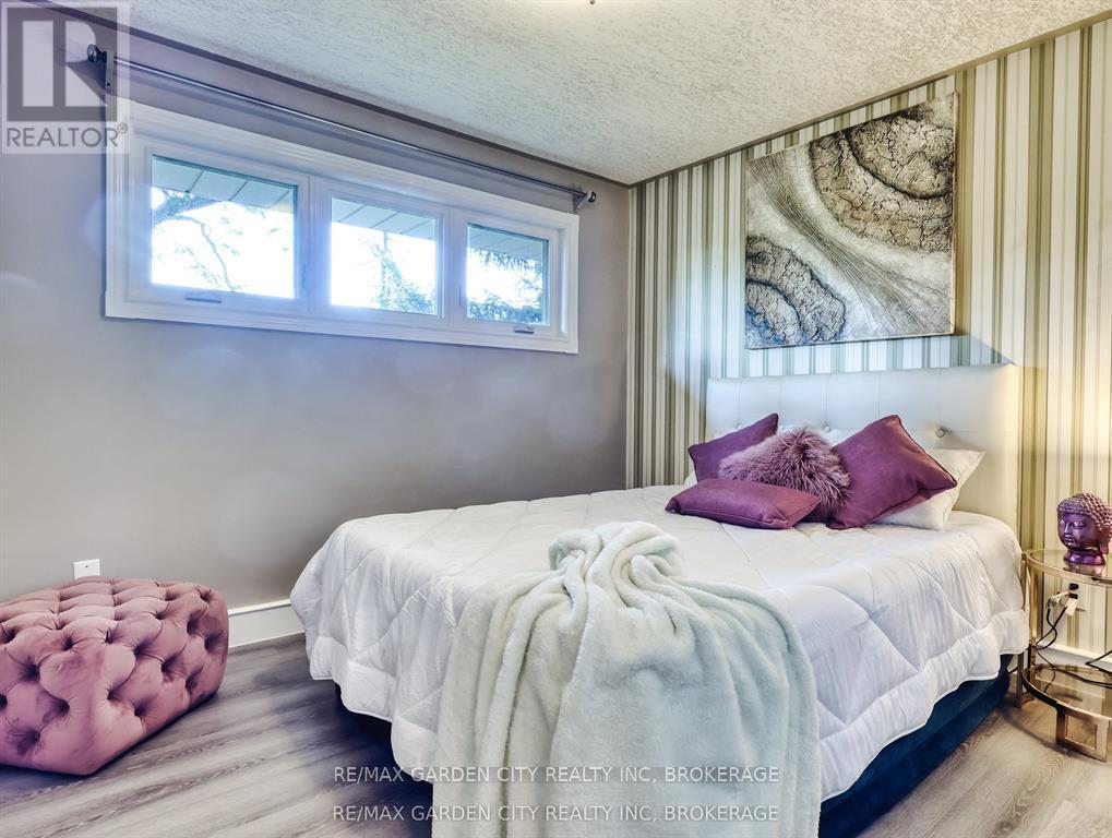 28 Marsdale Drive, St. Catharines (Glendale/Glenridge), ON - Indoor Photo Showing Bedroom