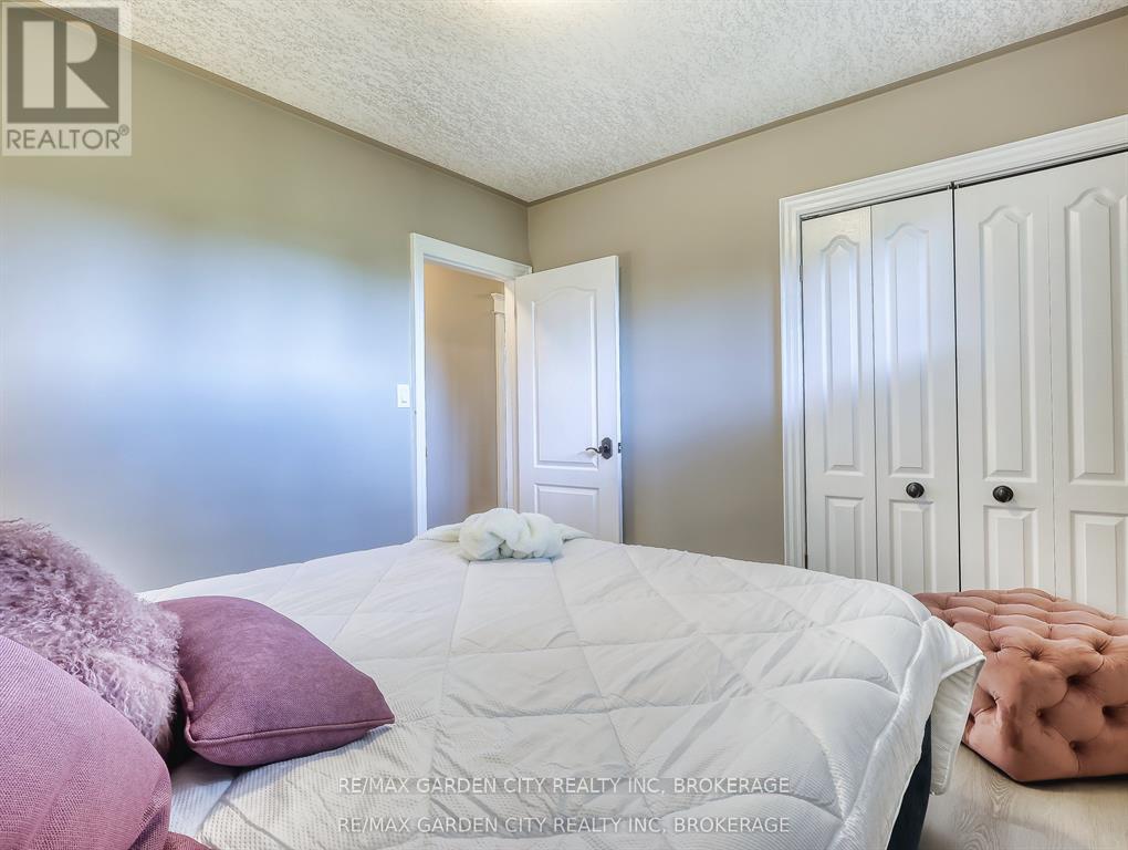 28 Marsdale Drive, St. Catharines (Glendale/Glenridge), ON - Indoor Photo Showing Bedroom
