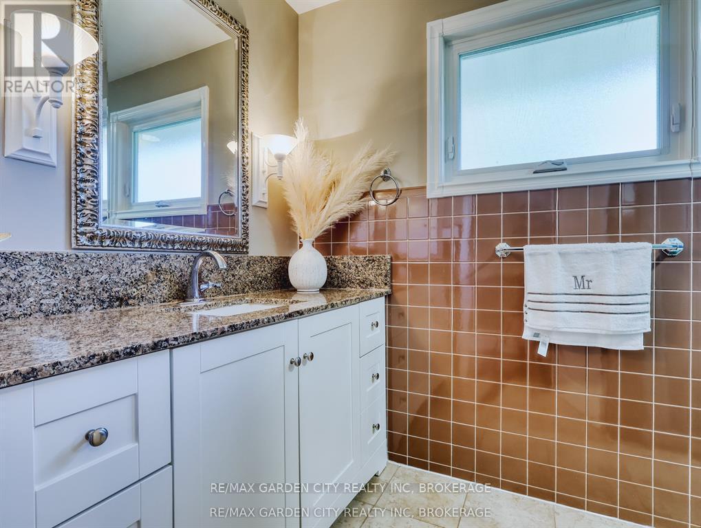 28 Marsdale Drive, St. Catharines (Glendale/Glenridge), ON - Indoor Photo Showing Bathroom