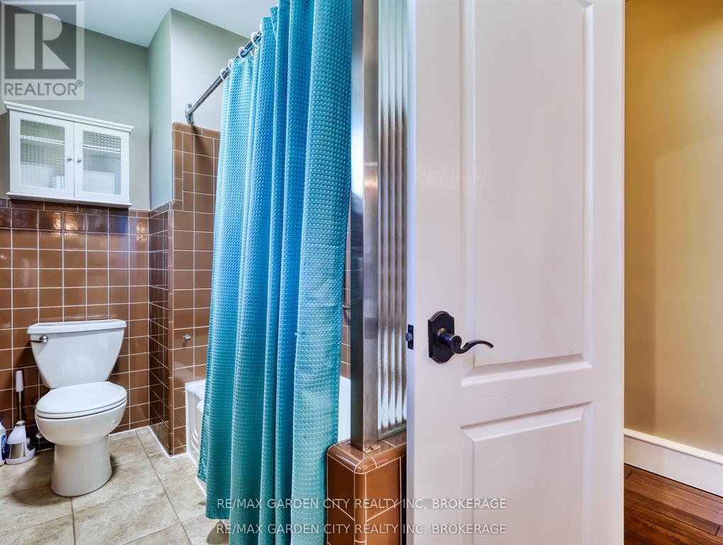 28 Marsdale Drive, St. Catharines (Glendale/Glenridge), ON - Indoor Photo Showing Bathroom