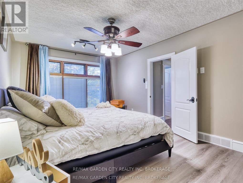 28 Marsdale Drive, St. Catharines (Glendale/Glenridge), ON - Indoor Photo Showing Bedroom