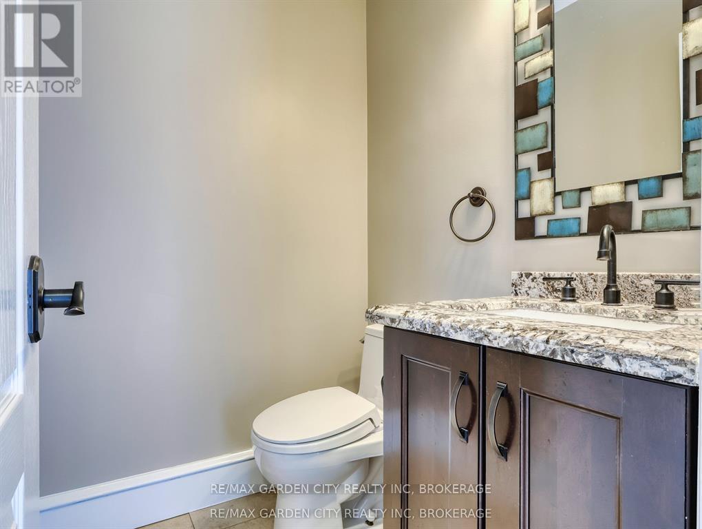 28 Marsdale Drive, St. Catharines (Glendale/Glenridge), ON - Indoor Photo Showing Bathroom