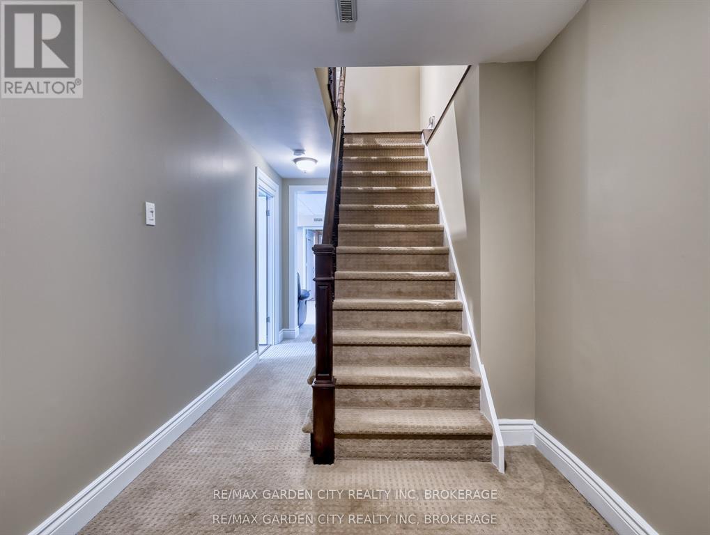 28 Marsdale Drive, St. Catharines (Glendale/Glenridge), ON - Indoor Photo Showing Other Room