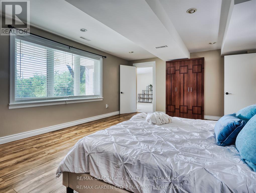 28 Marsdale Drive, St. Catharines (Glendale/Glenridge), ON - Indoor Photo Showing Bedroom