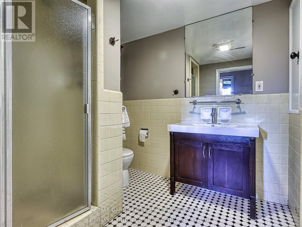 28 Marsdale Drive, St. Catharines (Glendale/Glenridge), ON - Indoor Photo Showing Bathroom