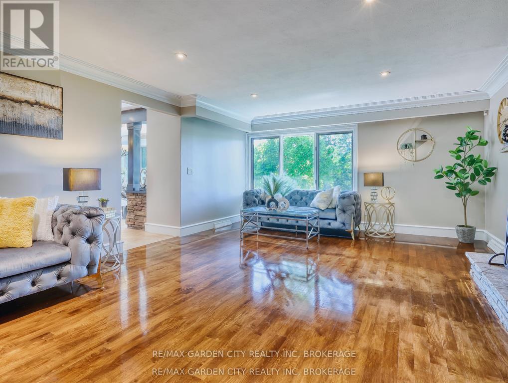 28 Marsdale Drive, St. Catharines (Glendale/Glenridge), ON - Indoor Photo Showing Living Room