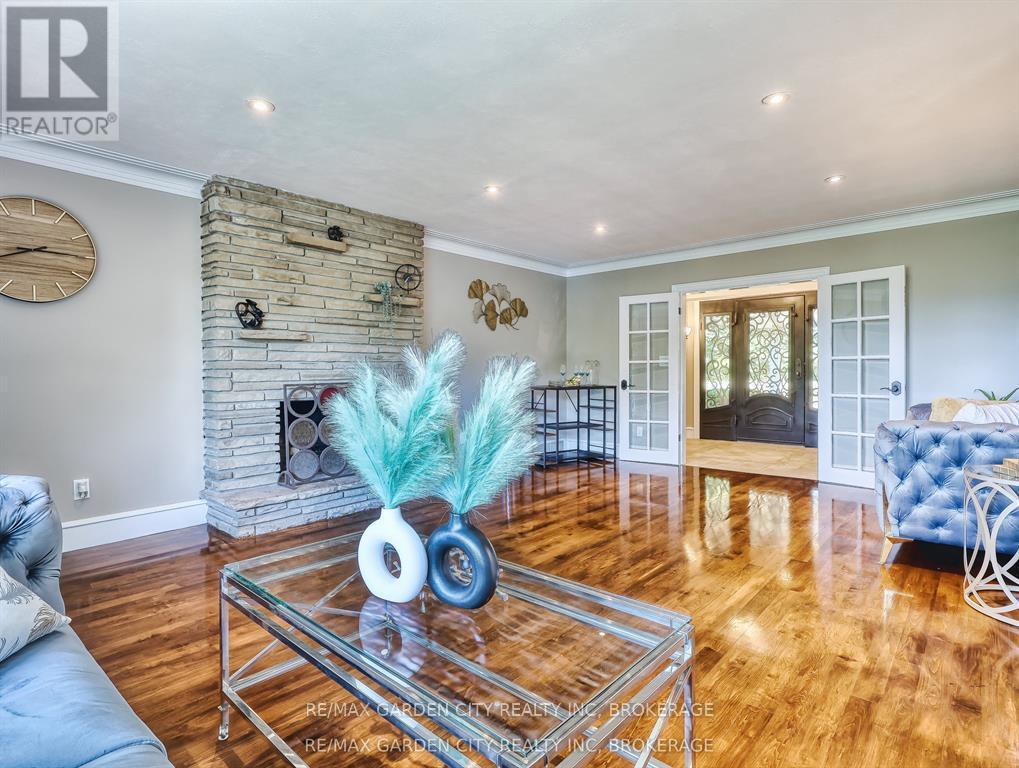 28 Marsdale Drive, St. Catharines (Glendale/Glenridge), ON - Indoor Photo Showing Living Room