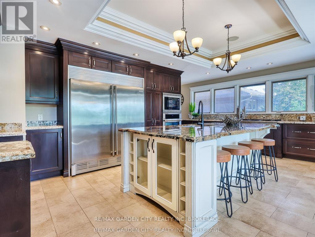 28 Marsdale Drive, St. Catharines (Glendale/Glenridge), ON - Indoor Photo Showing Kitchen With Stainless Steel Kitchen With Upgraded Kitchen