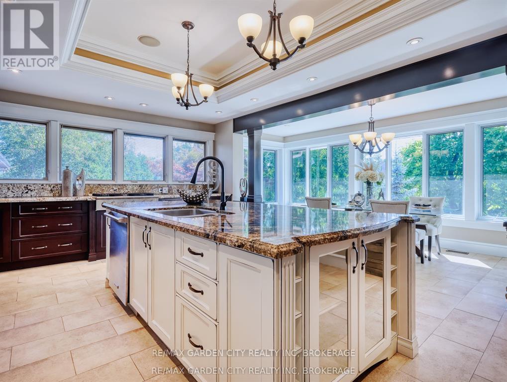 28 Marsdale Drive, St. Catharines (Glendale/Glenridge), ON - Indoor Photo Showing Kitchen With Double Sink