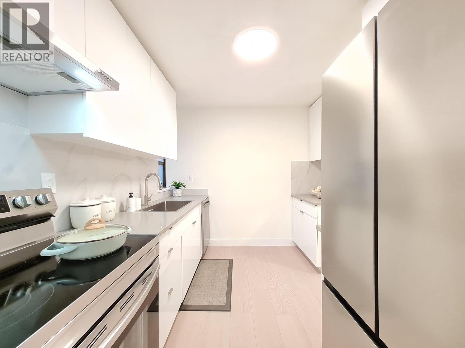 202 9128 Capella Drive, Burnaby, BC - Indoor Photo Showing Kitchen