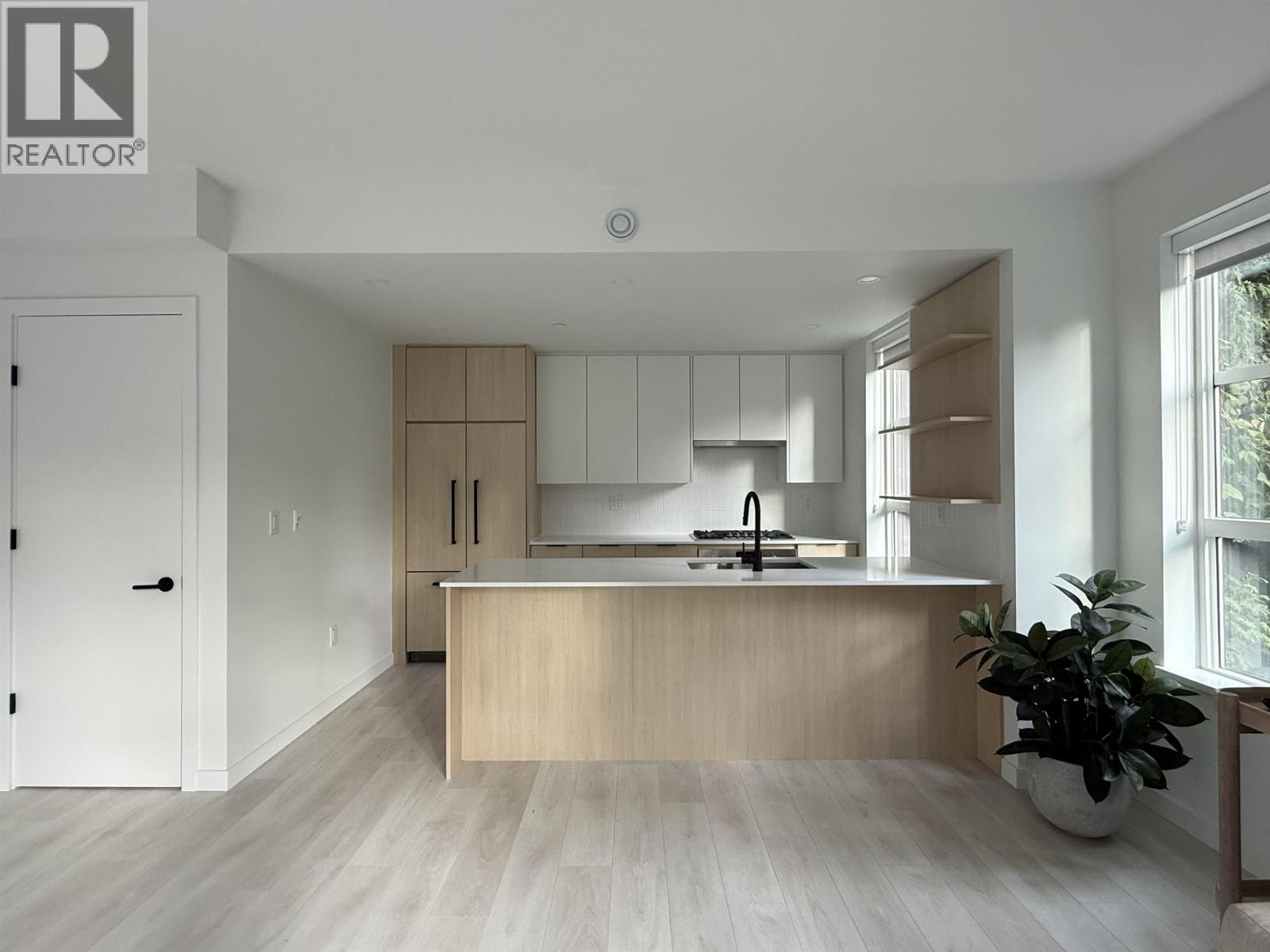 210 2045 Heritage Park Lane, North Vancouver, BC - Indoor Photo Showing Kitchen