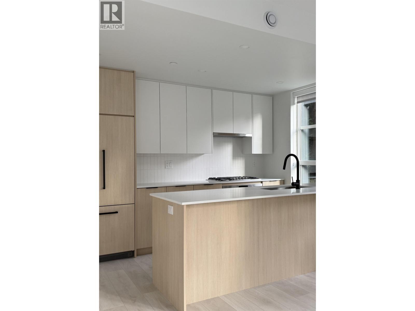 210 2045 Heritage Park Lane, North Vancouver, BC - Indoor Photo Showing Kitchen