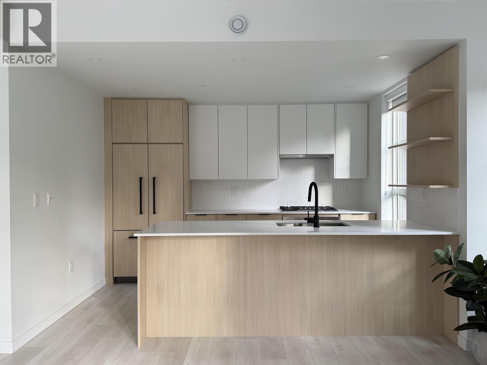 210 2045 Heritage Park Lane, North Vancouver, BC - Indoor Photo Showing Kitchen