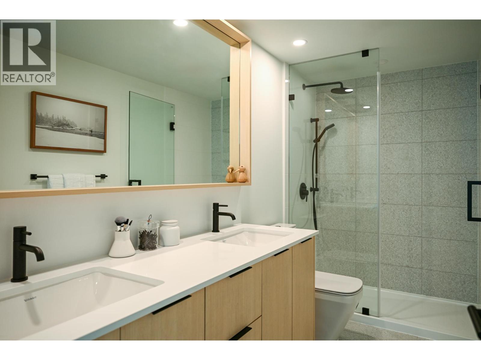 210 2045 Heritage Park Lane, North Vancouver, BC - Indoor Photo Showing Bathroom