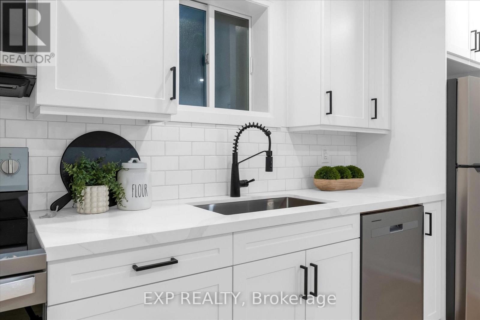 9 Ford Street, Hamilton, ON - Indoor Photo Showing Kitchen