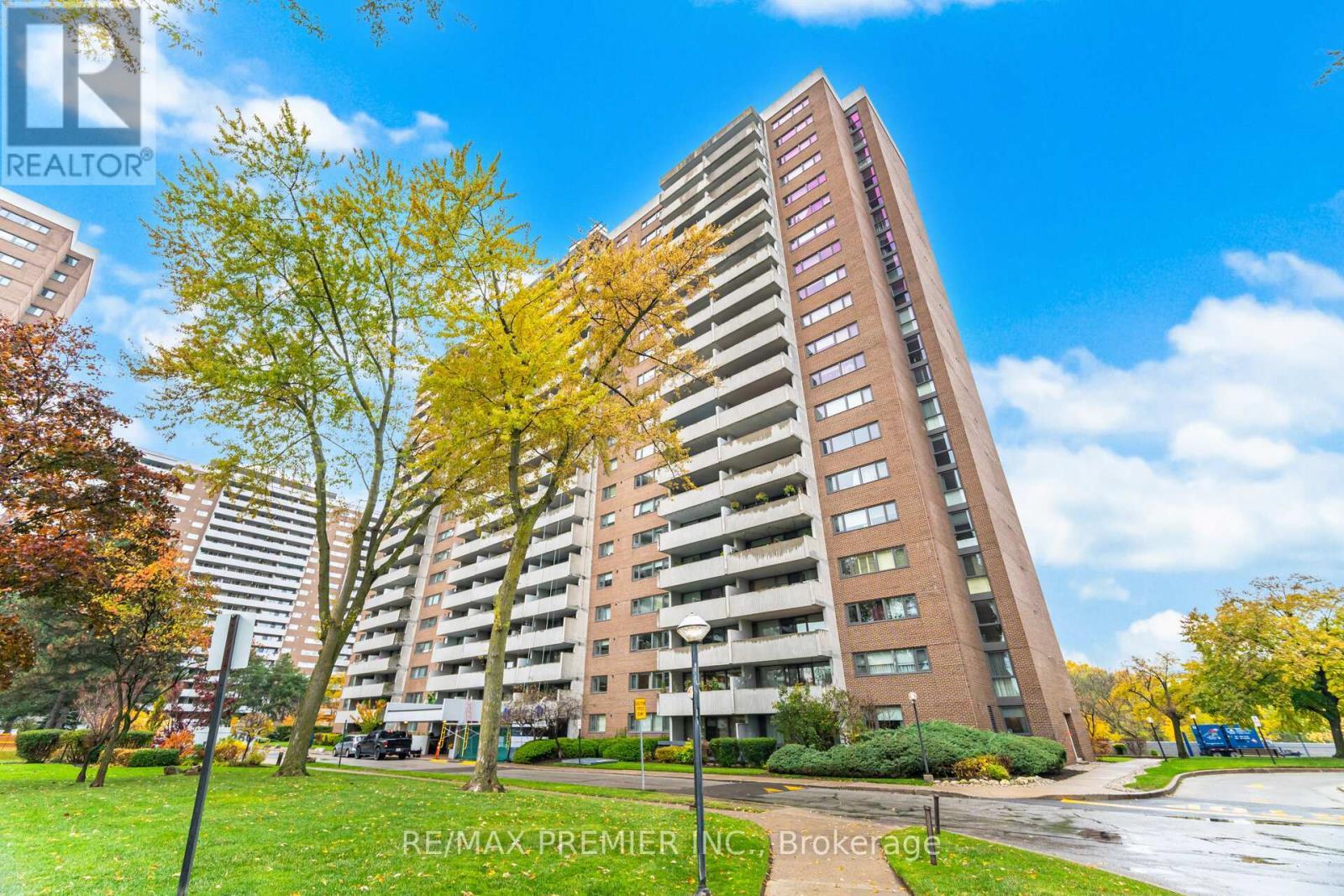 1105 - 260 Scarlett Road, Toronto, ON - Outdoor With Balcony With Facade