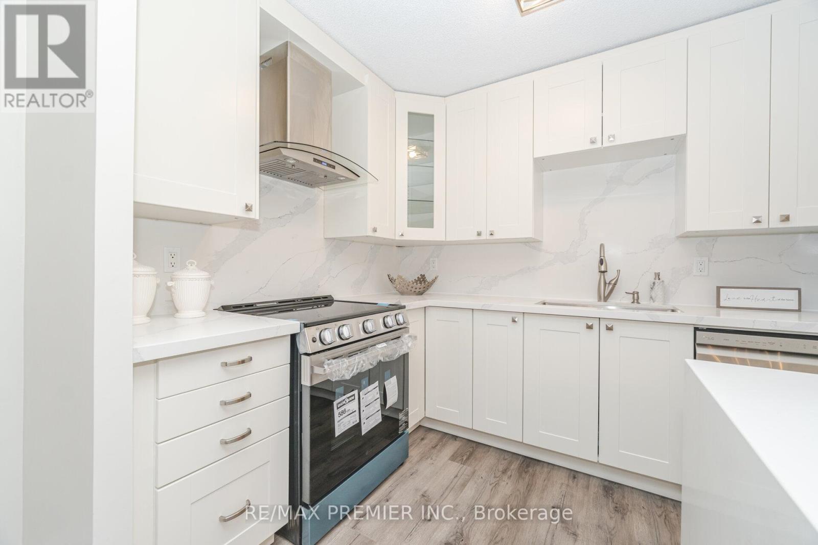 1105 - 260 Scarlett Road, Toronto, ON - Indoor Photo Showing Kitchen With Upgraded Kitchen