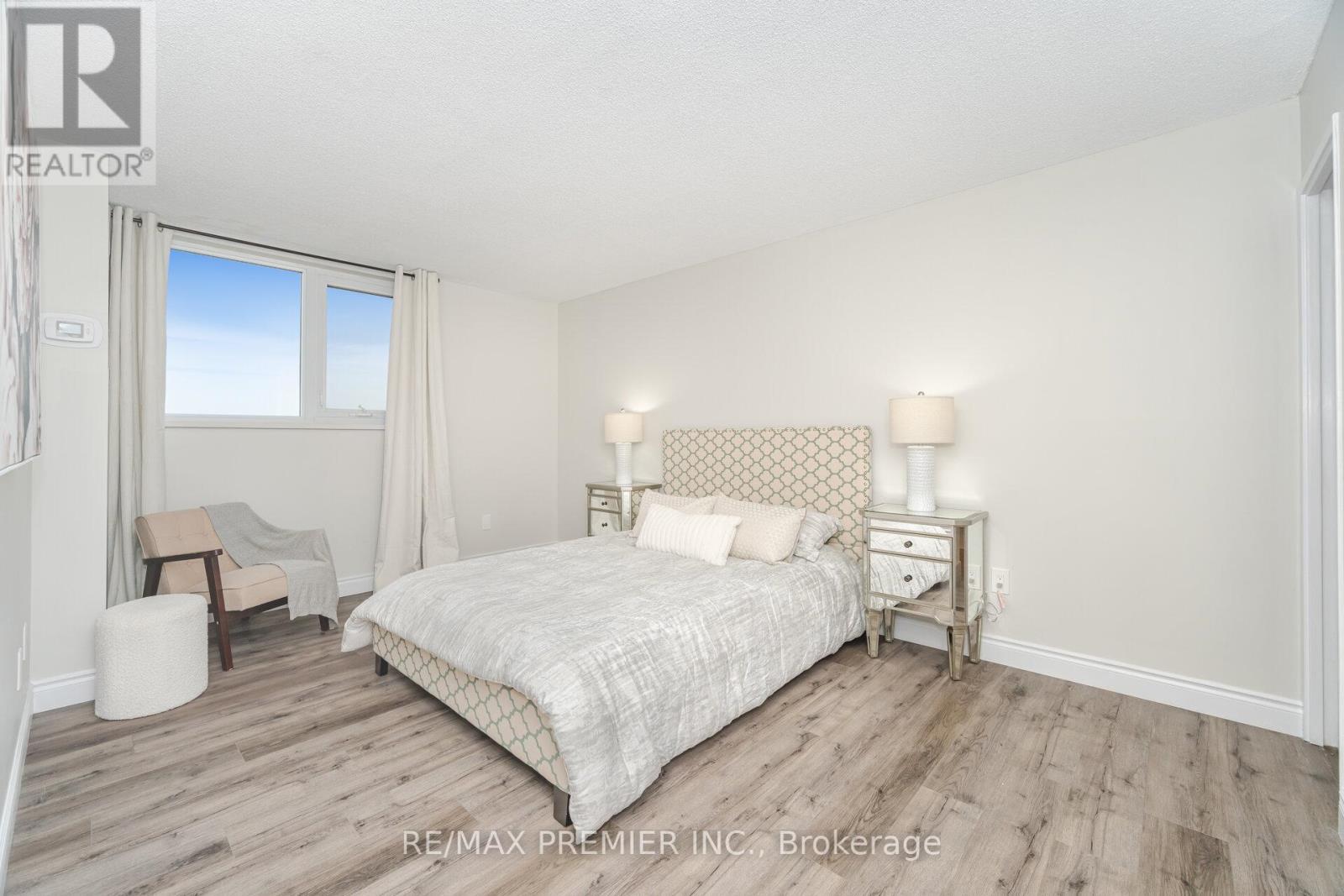 1105 - 260 Scarlett Road, Toronto, ON - Indoor Photo Showing Bedroom