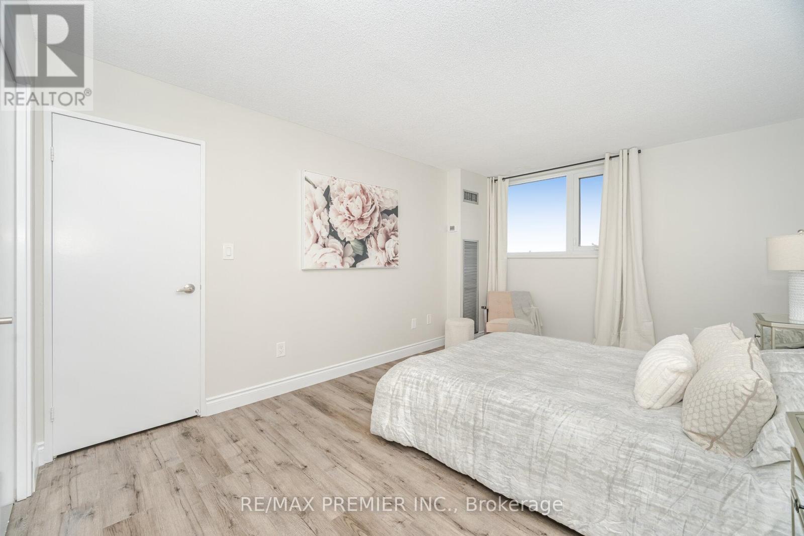 1105 - 260 Scarlett Road, Toronto, ON - Indoor Photo Showing Bedroom