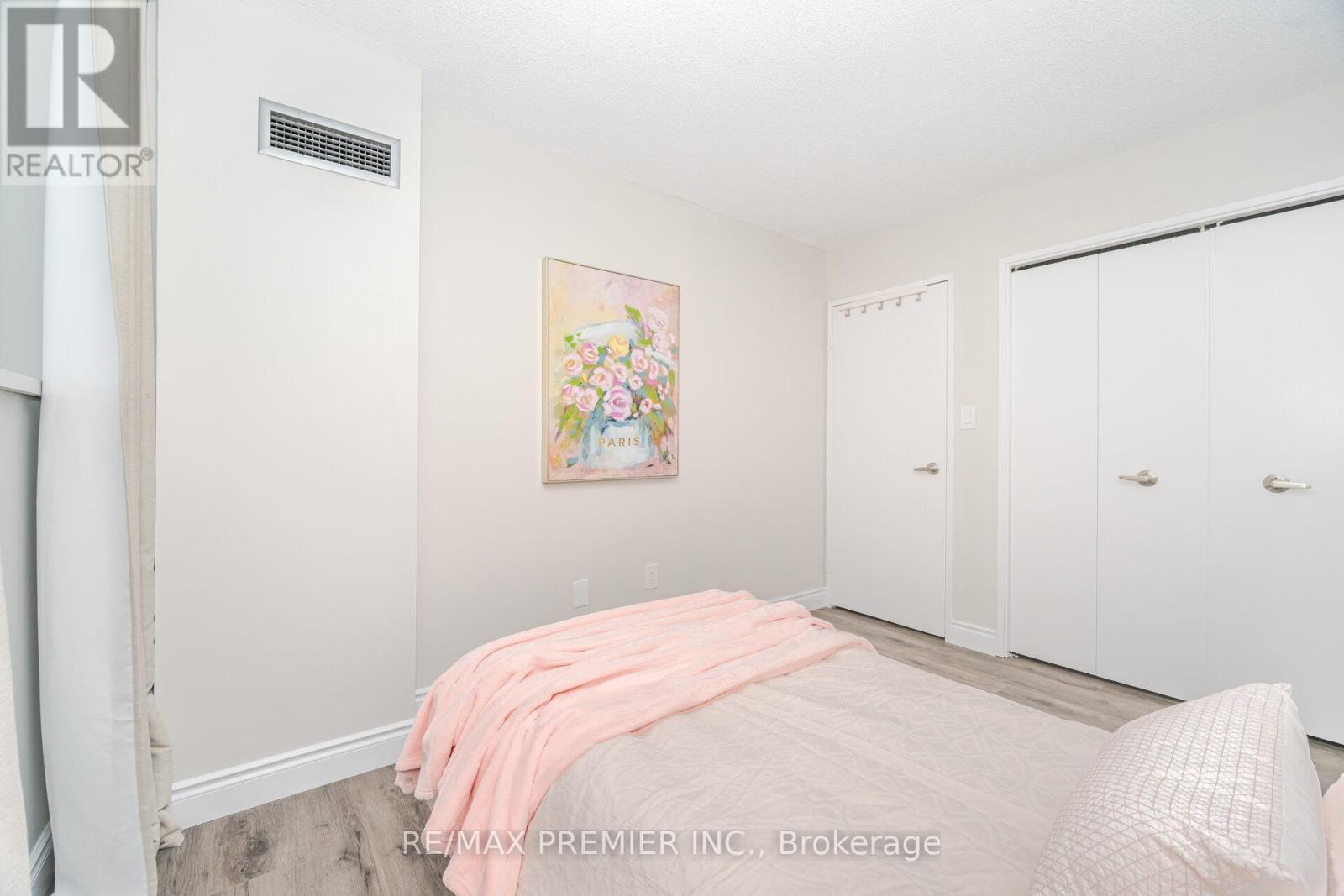 1105 - 260 Scarlett Road, Toronto, ON - Indoor Photo Showing Bedroom