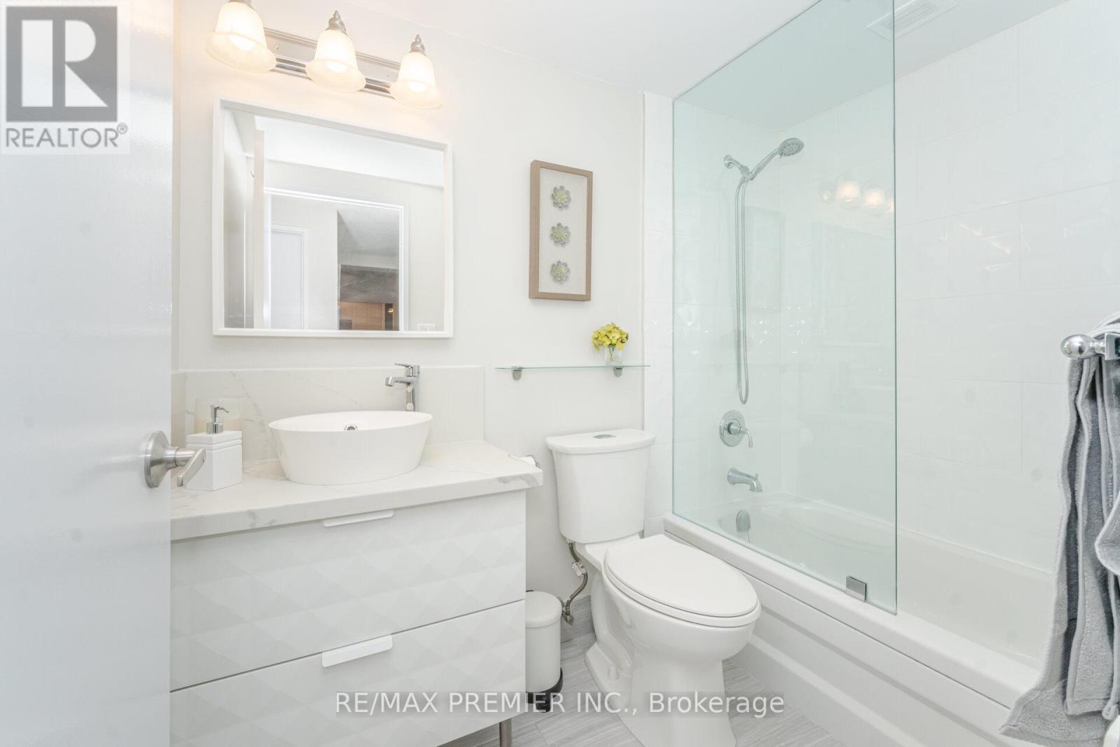 1105 - 260 Scarlett Road, Toronto, ON - Indoor Photo Showing Bathroom