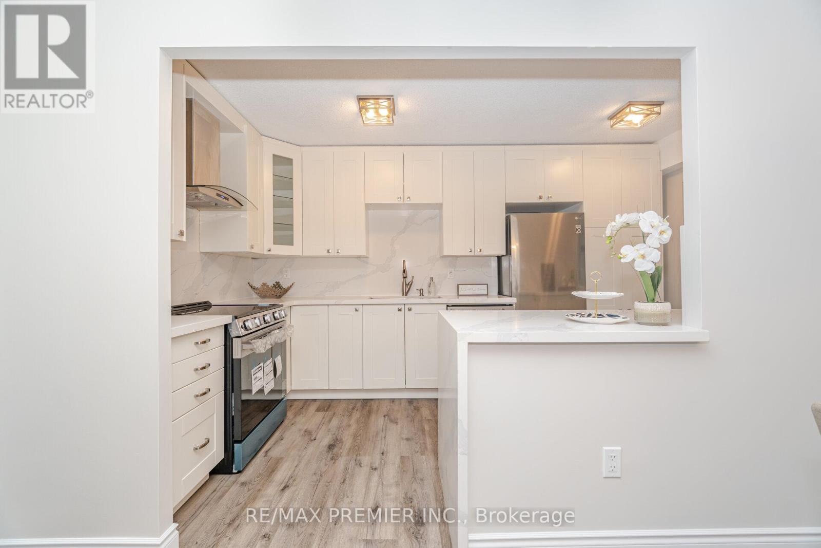 1105 - 260 Scarlett Road, Toronto, ON - Indoor Photo Showing Kitchen