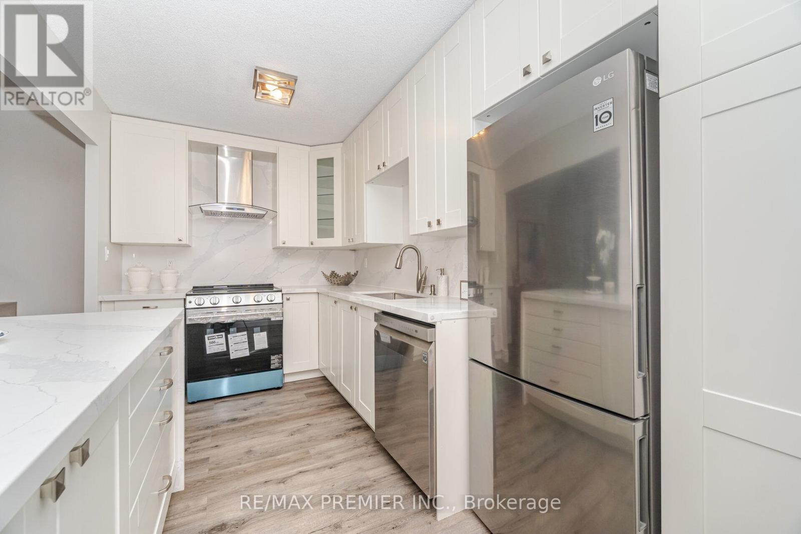 1105 - 260 Scarlett Road, Toronto, ON - Indoor Photo Showing Kitchen With Upgraded Kitchen