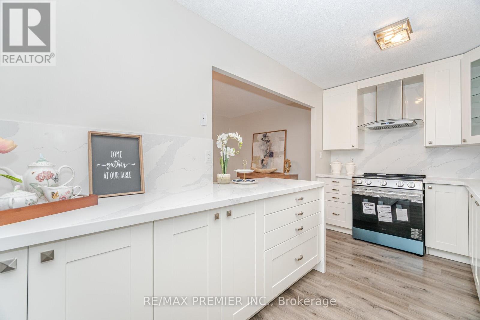 1105 - 260 Scarlett Road, Toronto, ON - Indoor Photo Showing Kitchen