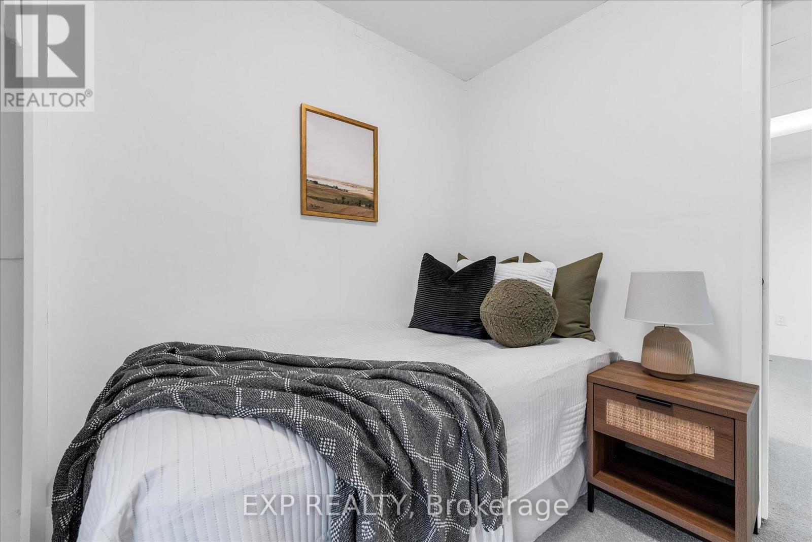 11 Ford Street, Hamilton, ON - Indoor Photo Showing Bedroom