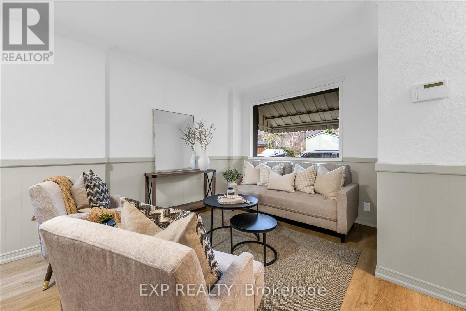 11 Ford Street, Hamilton, ON - Indoor Photo Showing Living Room