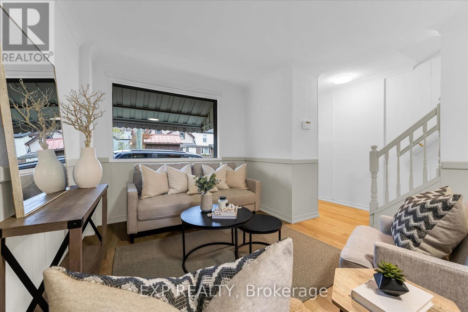 11 Ford Street, Hamilton, ON - Indoor Photo Showing Living Room