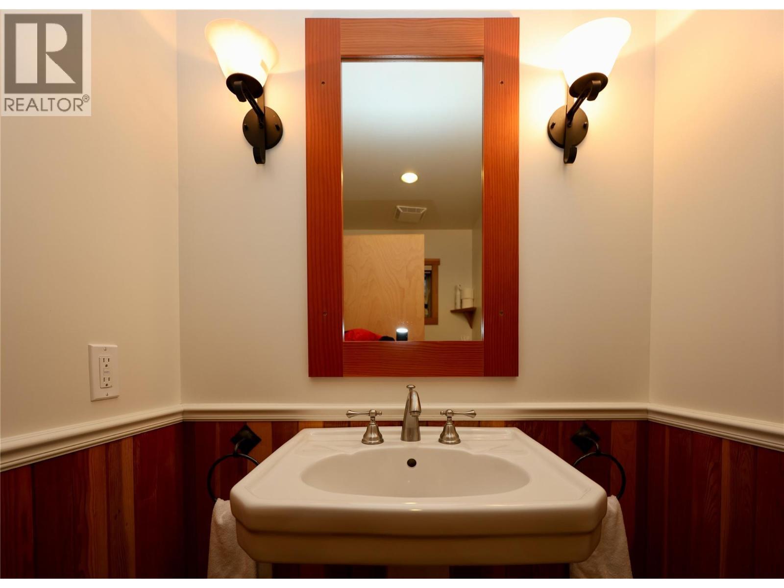 1336 Palliser Trail Unit# 9, Golden, BC - Indoor Photo Showing Bathroom