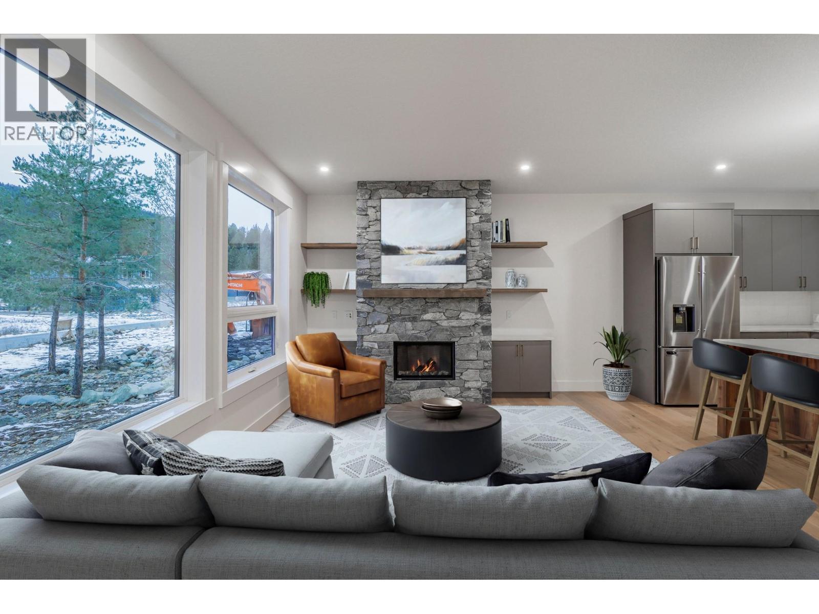 136 Shadow Mountain Boulevard, Cranbrook, BC - Indoor Photo Showing Living Room With Fireplace