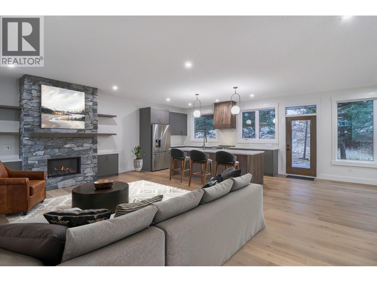 136 Shadow Mountain Boulevard, Cranbrook, BC - Indoor Photo Showing Living Room With Fireplace