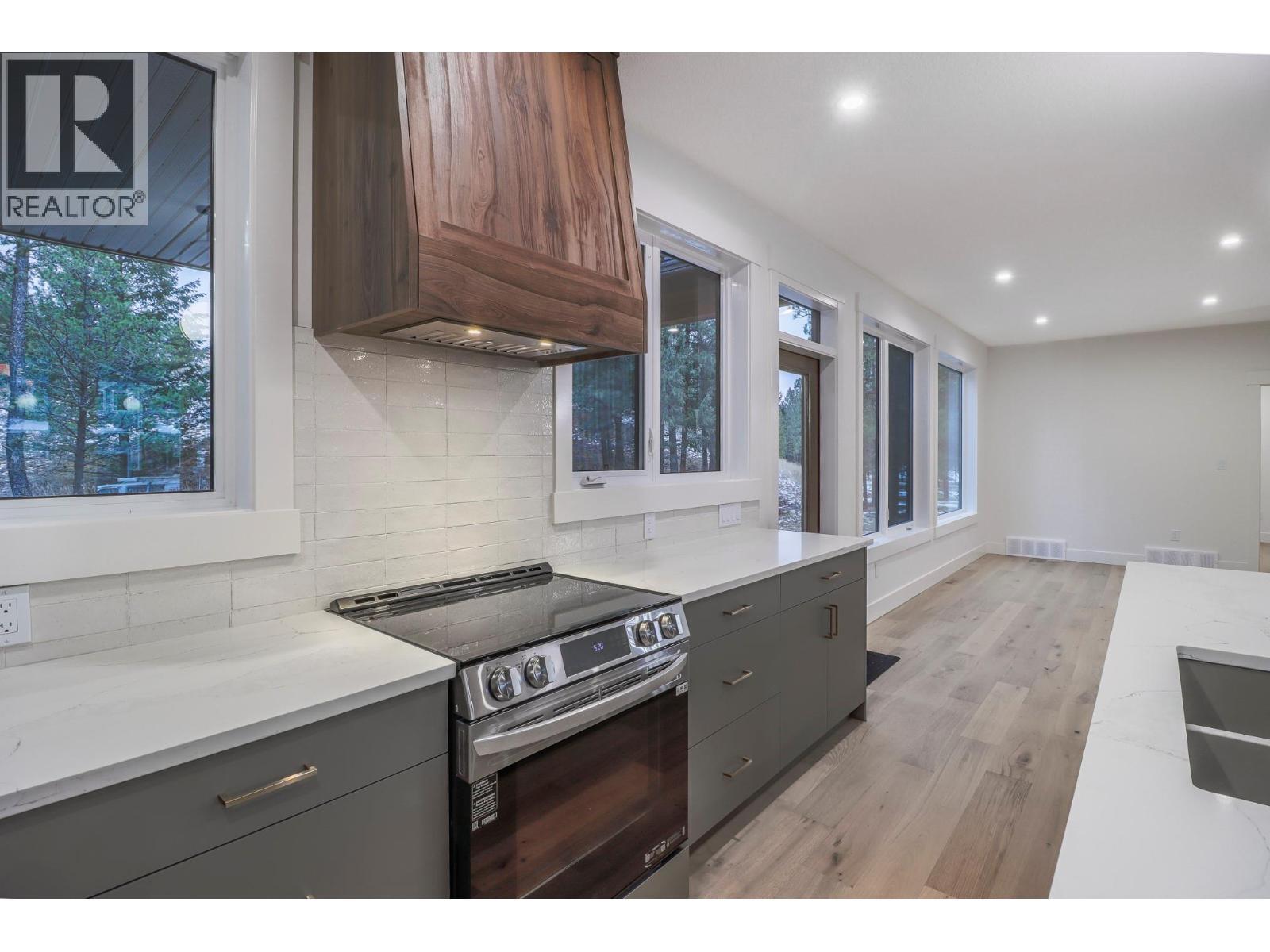136 Shadow Mountain Boulevard, Cranbrook, BC - Indoor Photo Showing Kitchen