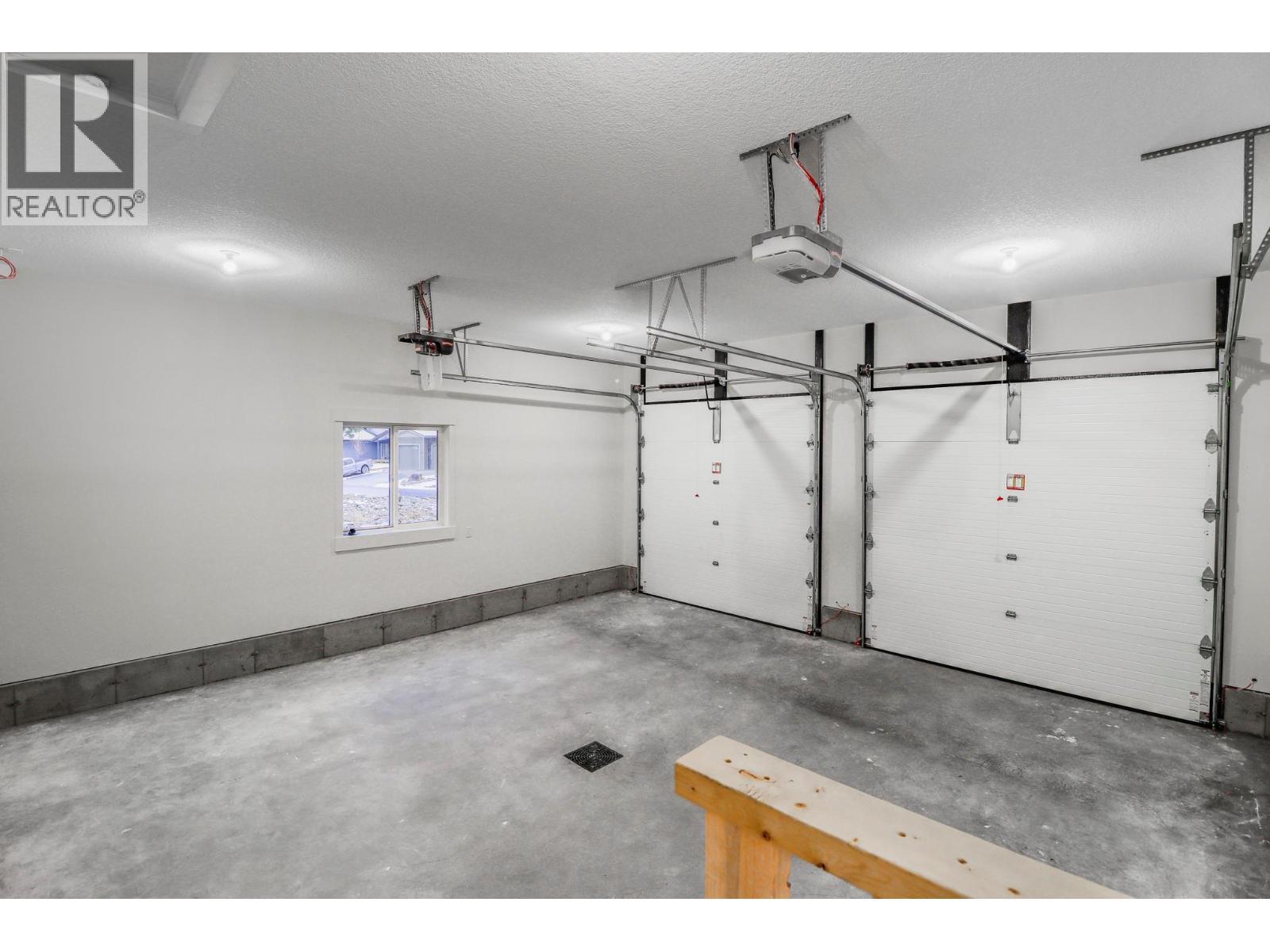 attached double garage - 136 Shadow Mountain Boulevard, Cranbrook, BC - Indoor Photo Showing Garage