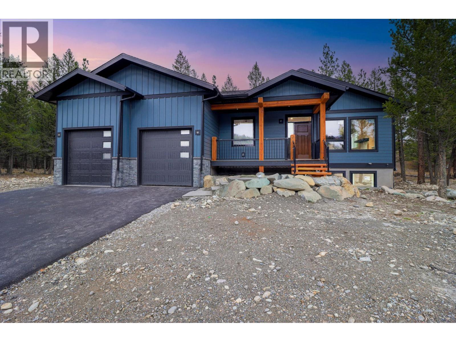 128 Shadow Mountain Boulevard, Cranbrook, BC - Indoor Photo Showing Living Room With Fireplace