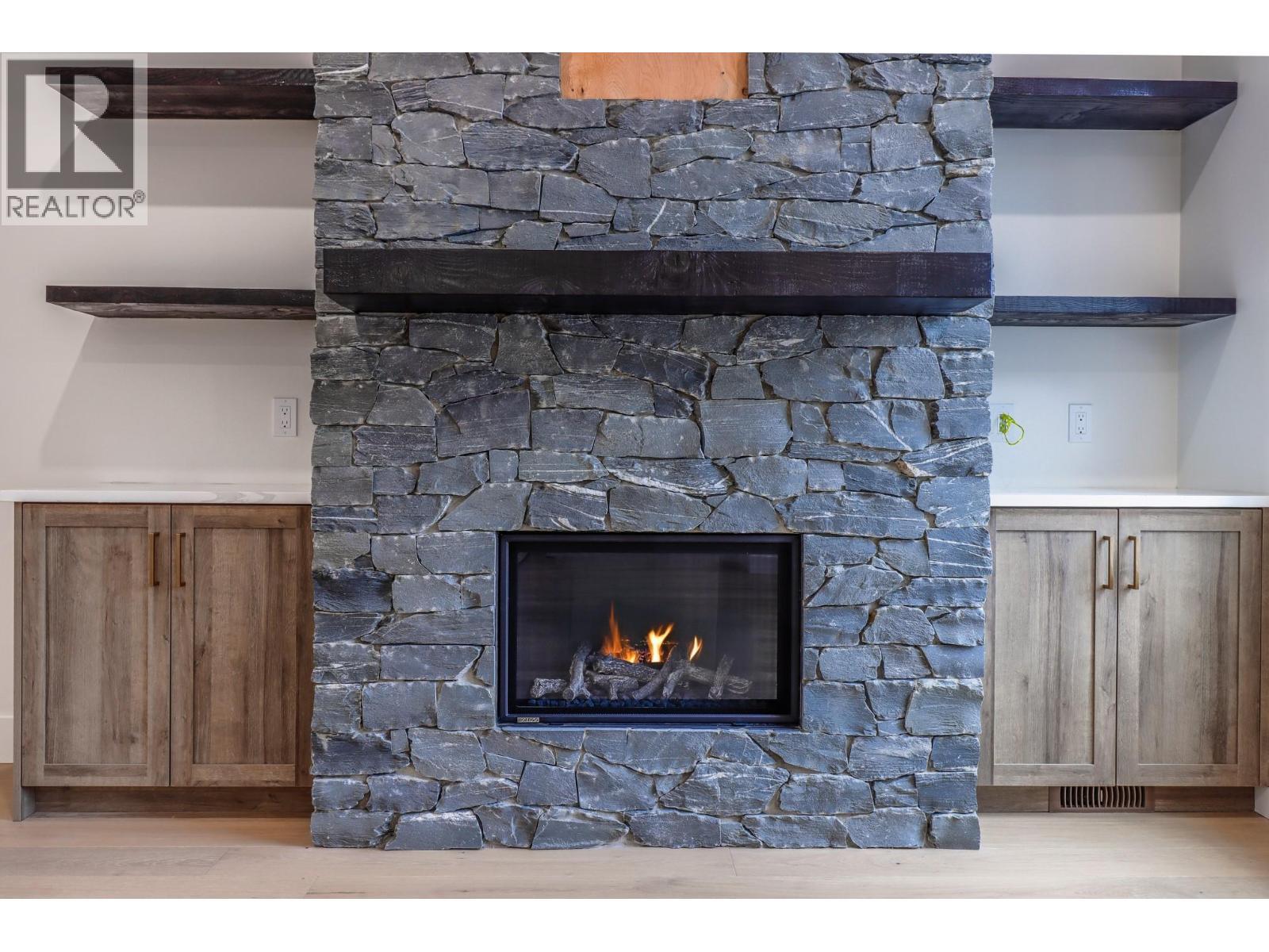 128 Shadow Mountain Boulevard, Cranbrook, BC - Indoor Photo Showing Kitchen With Stainless Steel Kitchen With Upgraded Kitchen